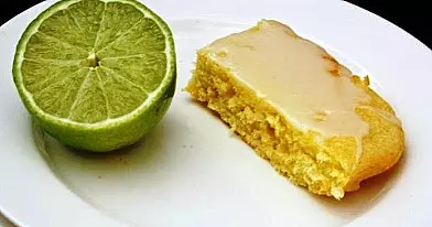 Pyragas su kokoso drožlėmis ir žaliosiomis citrinomis