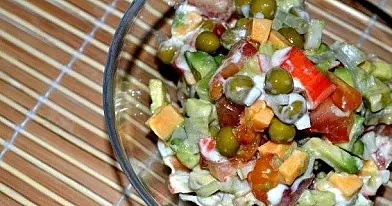 Krabų lazdelių ir avokadų mišrainė | Receptas