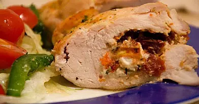 Vištiena su sūrio ir saulėje džiovintų pomidorų įdaru