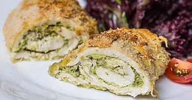 Vištos krūtinėlė, įdaryta mocarelos sūriu ir pesto padažu