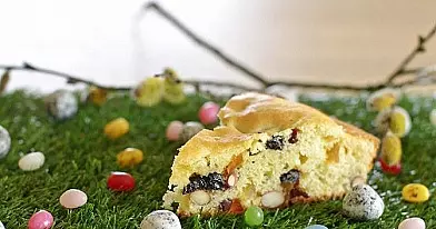 Pyragas su džiovintais vaisias ir riešutais