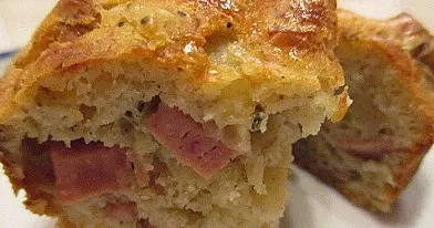 Užkandiniai keksiukai su sūriu ir kumpeliu
