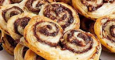 Sluoksniuotos tešlos sausainiai su "Nutella" ir lazdyno riešutais