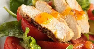 Salotos su vištiena ir pikantišku persikų padažu