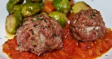 Kiaulienos kotletai, kepti orkaitėje su pomidorų padažu