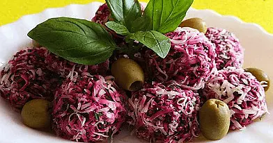 Silkės kamuoliukai su burokėliais, svogūnais, kiaušiniais ir sūriu