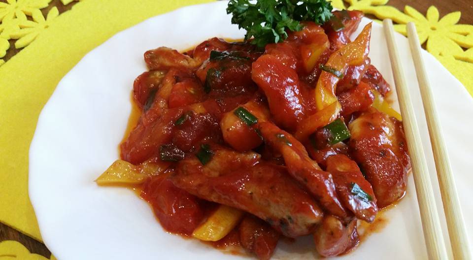 Vištienos troškinys su pomidorais, paprikomis, ir pomidorų padažu