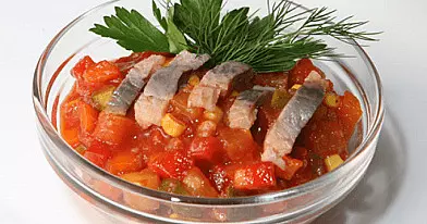 Greita silkių užkandėlė su konservuotais kukurūzais, ananasais ir paprikomis