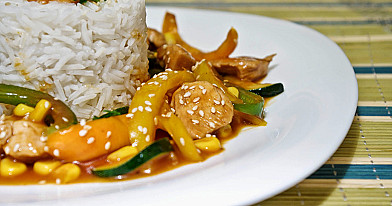 Курица по китайски в кисло-сладком соусе с овощами