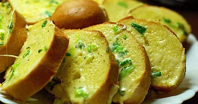 Sūrio duona (batonas su sviestu ir lydytu sūriu)