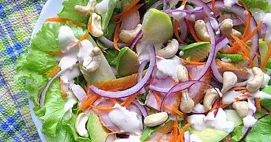 Salotos su rūkyta vištiena, avokadu ir riešutais