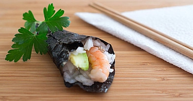 Temaki suši (sushi) su surimi krevetėmis