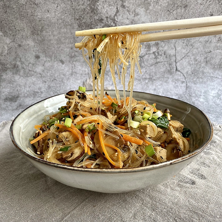Чапче (Japchae) - корейская стеклянная лапша с овощами и тофу (без глютена; без лактозы)