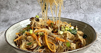 Чапче (Japchae) - корейская стеклянная лапша с овощами и тофу (без глютена; без лактозы)