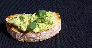 Avokadų ir bazilikų užtepėlė