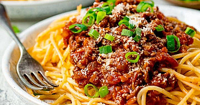 Spaghetti bolognese - spagečiai su bolonijos padažu iš faršo ir sūriu