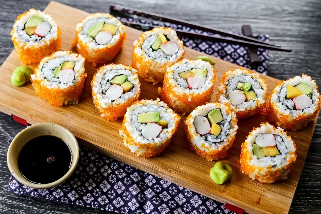 Калифорния суши (California maki sushi) - суши с крабовыми палочками, огурцами и авокадо