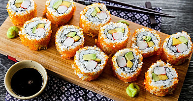 Калифорния суши (California maki sushi) - суши с крабовыми палочками, огурцами и авокадо