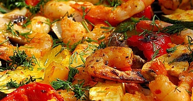 Kamado grilyje keptos karališkos krevetės be kiauto su daržovėmis