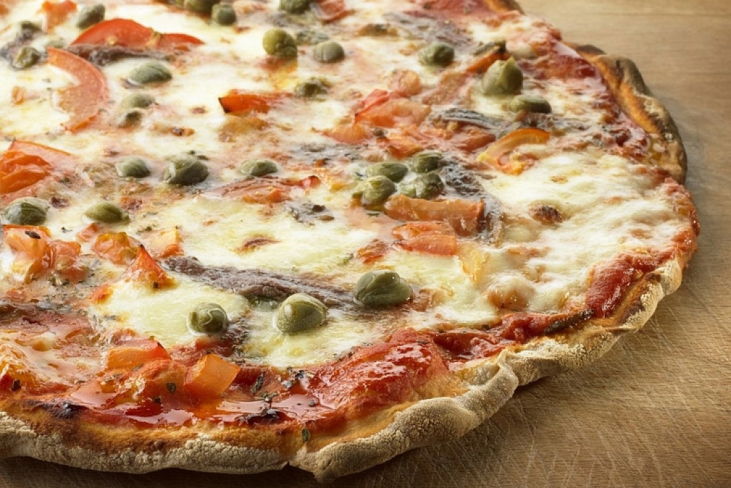 Tikra tradicinė itališka pica su kaparėliais ir mocarelos sūriu