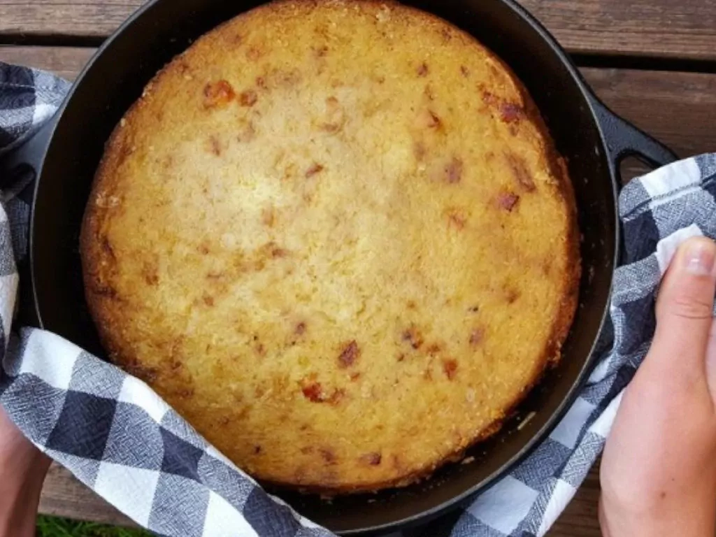 Kugelis (bulvių plokštainis) keptas kamado tipo grilyje