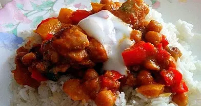 Egzotiškas vištų blauzdelių troškinys