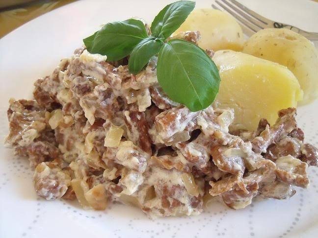 Troškinti grybai su šonine ir grietinėle