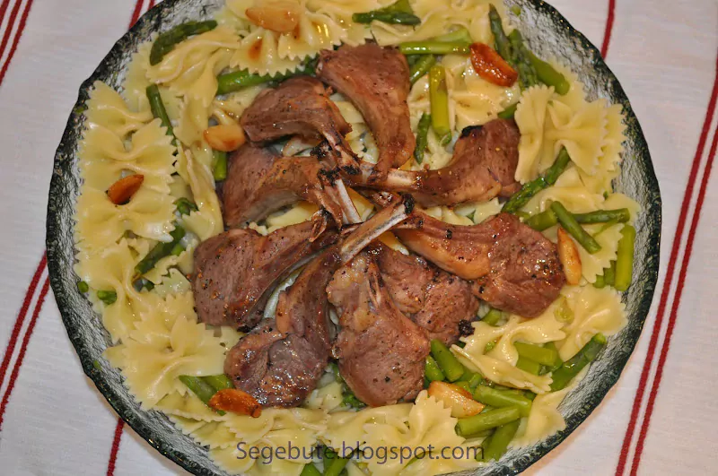 Avienos kepsnys-pjausnys su kaulu keptuvėje su Farfalle makaronais