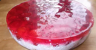 Greitai paruošiamas braškių ir varškės pyragas