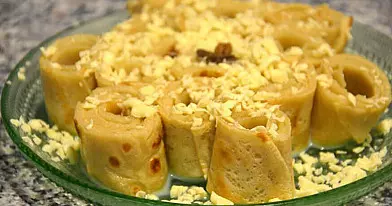 Kavos blynai su kondensuotu pienu ir baltu šokoladu