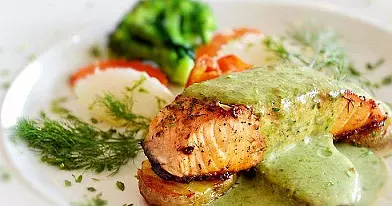 Lašiša su žalumynų padažu