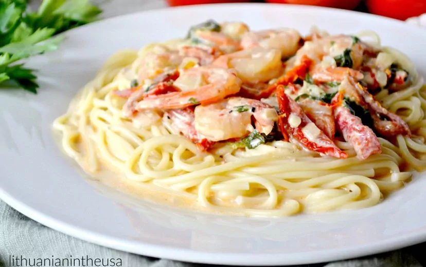 Креветки в сливочном соусе с вялеными помидорами и шпинатом