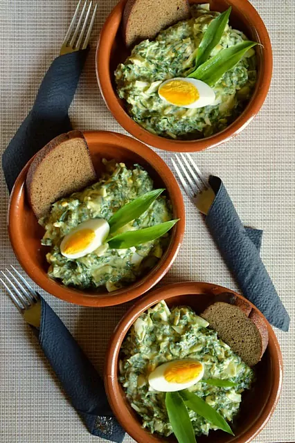 Čeremša - meškinių česnakų ir kiaušinių salotos