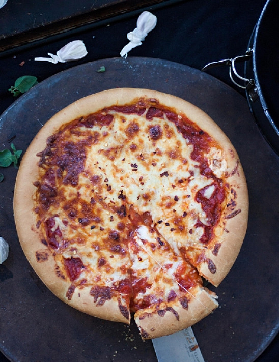 Chicago Deep Dish Pizza - вегетарианская пицца на толстом тесте