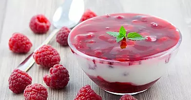 Švelnus varškės desertas su uogų padažu
