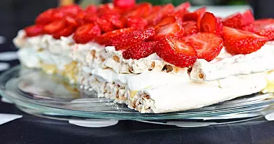 Sausainių tortas „Braškės su grietinėle“