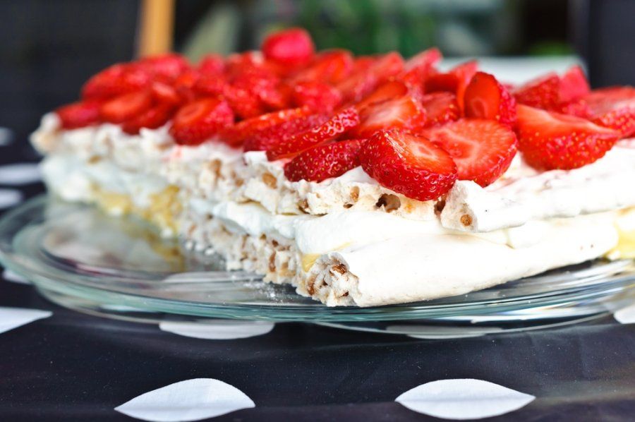 Sausainių tortas „Braškės su grietinėle“