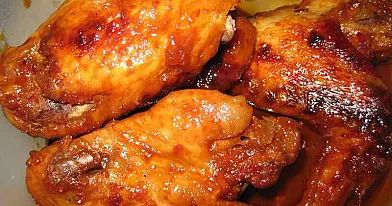 Vištienos sparneliai, kepti aluje