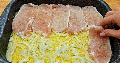 Bulvės su mėsa, užklotos sūriu. Valgai ir nori dar!