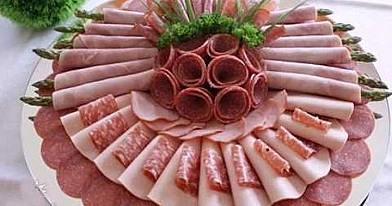 30 prabangių pjaustytos mėsos patiekimo variantų