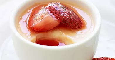 Baltojo šokolado panna cotta su troškintomis braškėmis