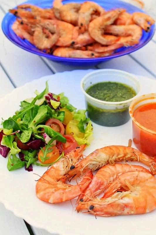 Креветки на мангале или на костре и 2 соуса рядом с ними