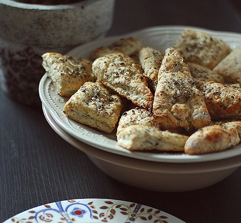 Традиционные несладкие английские сконы (scones) с семенами конопли