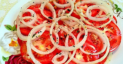 Skanus užkandis iš pomidorų ir svogūnų. Visa paslaptis slypi originaliame saldžiarūgščiame marinate