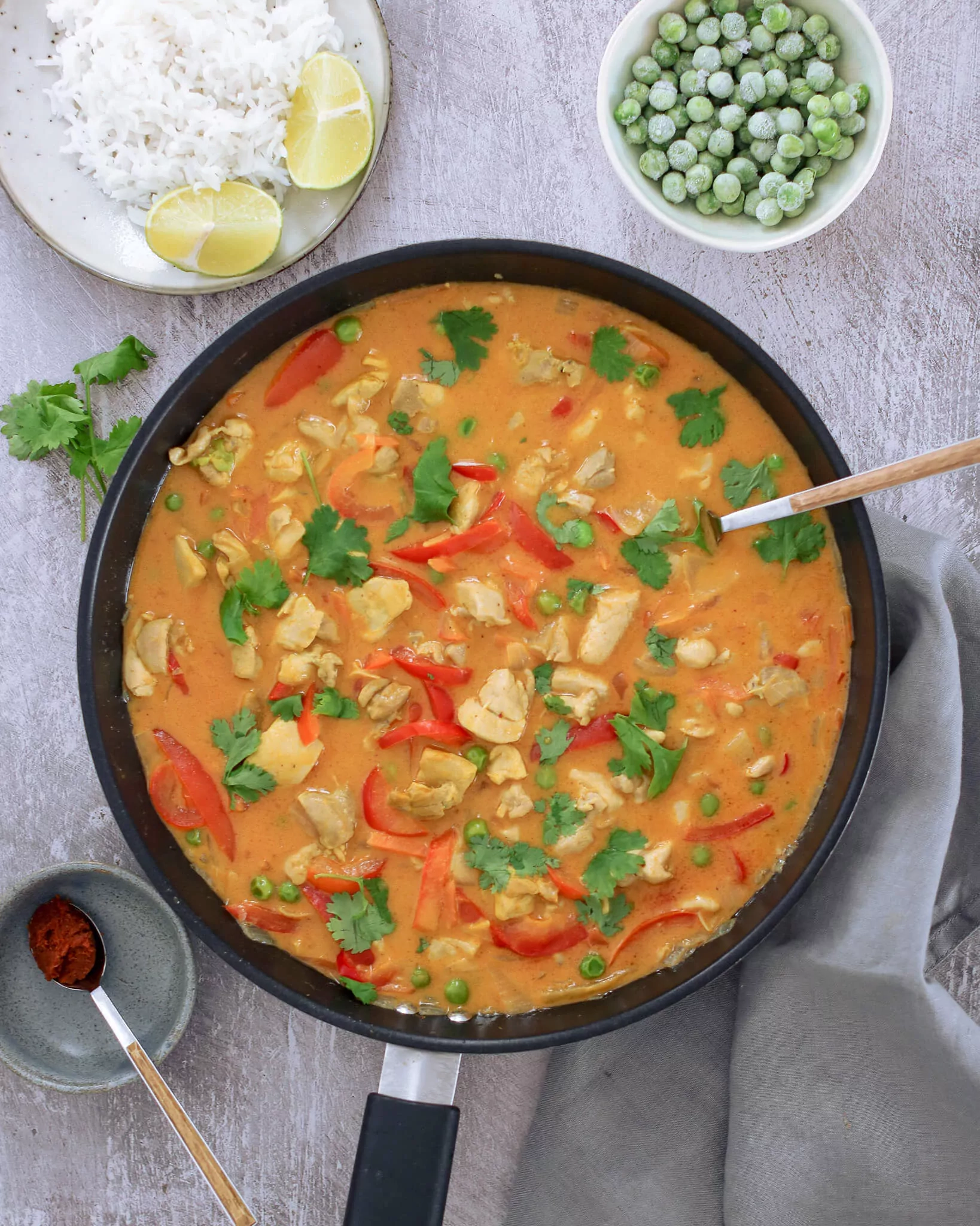 Tailandietiškas vištienos troškinys su kokosų pienu ir raudonojo kario pasta