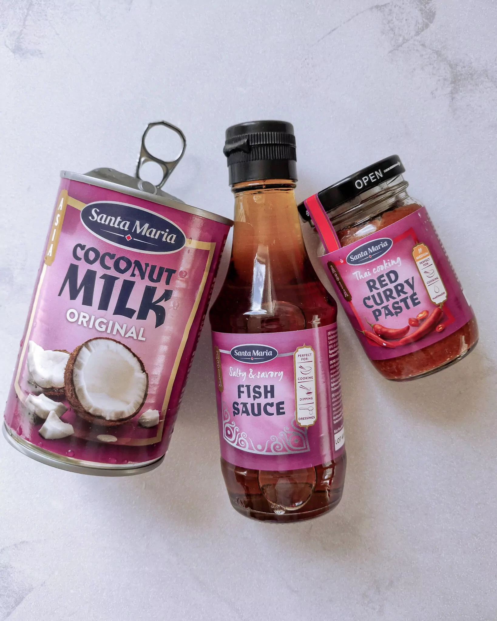 Tailandietiškas vištienos troškinys su kokosų pienu ir raudonojo kario pasta