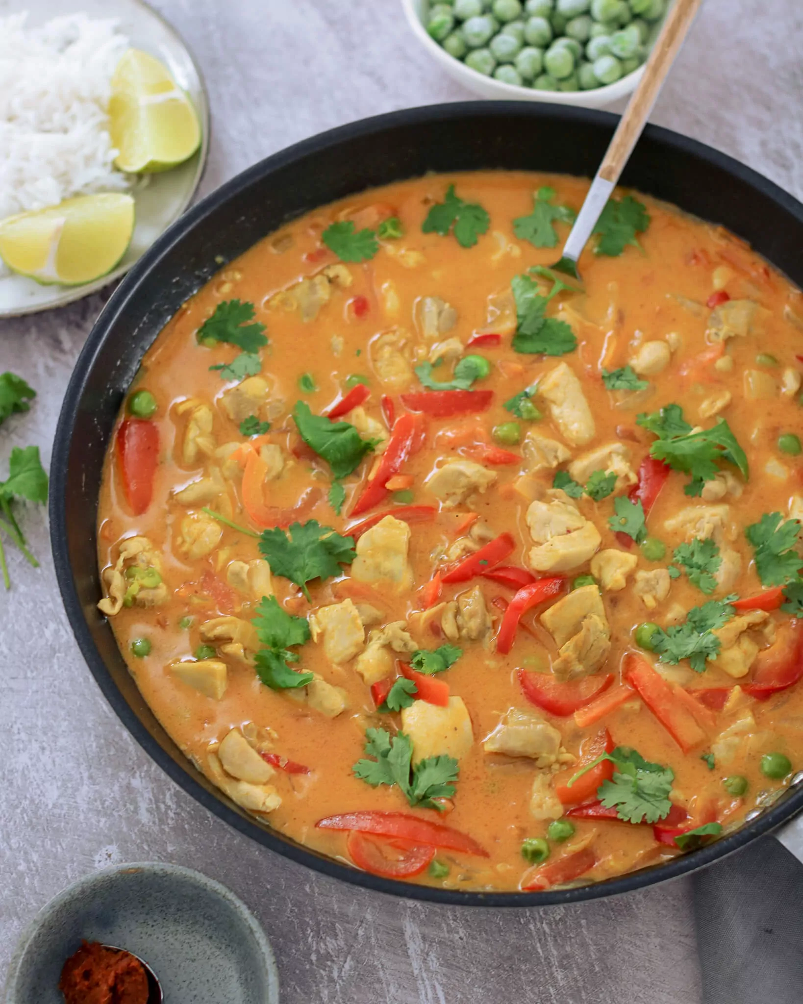 Tajski gulasz z kurczaka z mlekiem kokosowym i czerwoną pastą curry