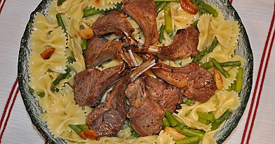 Стейк из баранины с косточкой на сковороде с пастой Фарфалле (Farfalle)