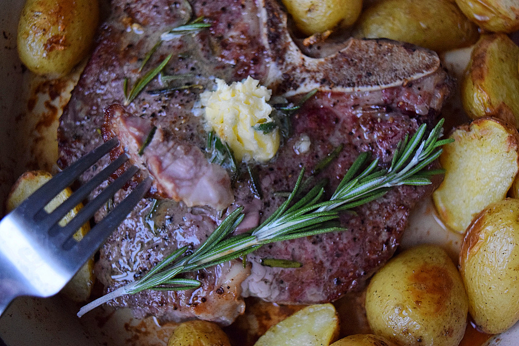 Стейк Тибон (T-bone Steak) - стейк из говядины с розмарином