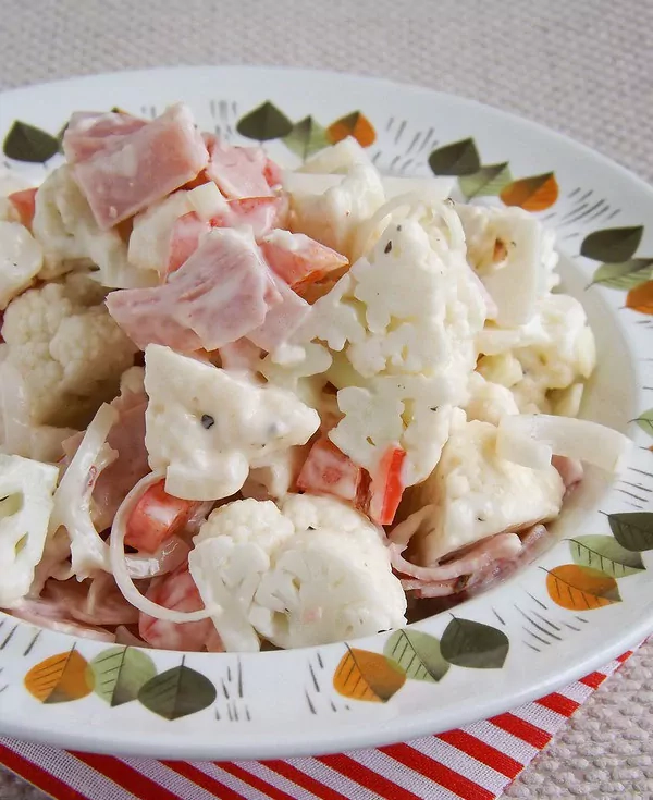 Žiedinių kopūstų salotos / mišrainė su kumpiu ir paprikomis